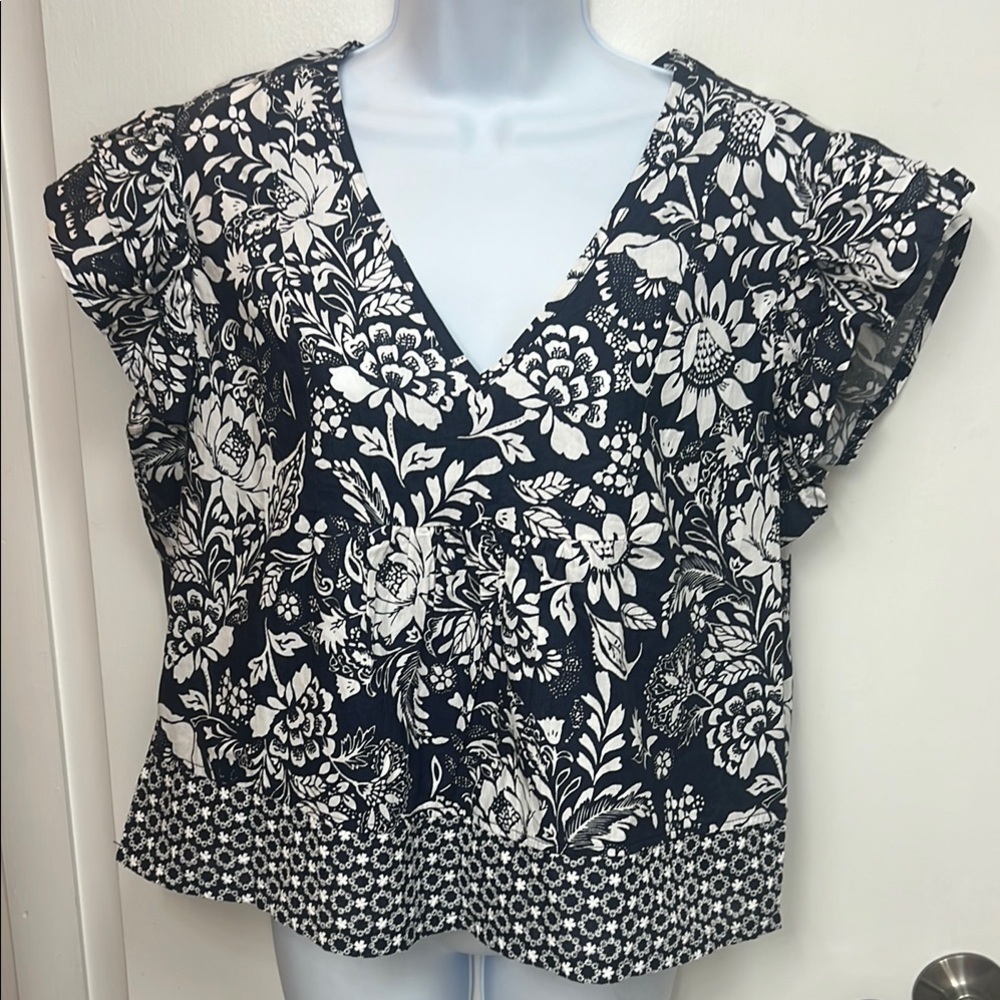 Luna Moon V neck summer floral top, Ruffled Size XL NWT
